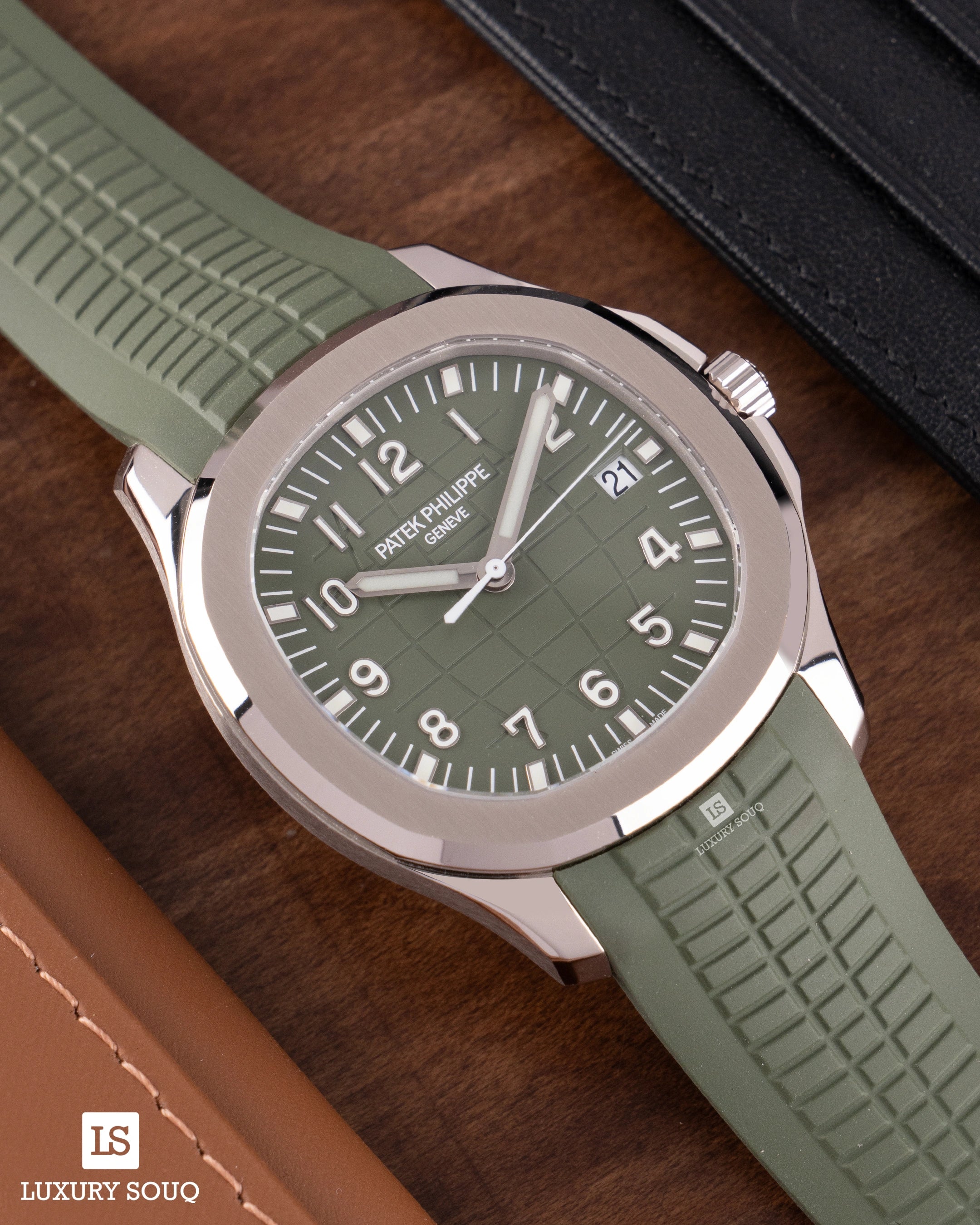 Patek Philippe Aquanaut 5168G-010 Jumbo Khaki Green Dial 18K White Gold Khaki Green Rubber Strap